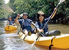 カヌーに乗る学生たち
